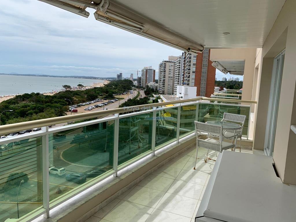 Apartamento de 3 dormitorios en Punta del este ,