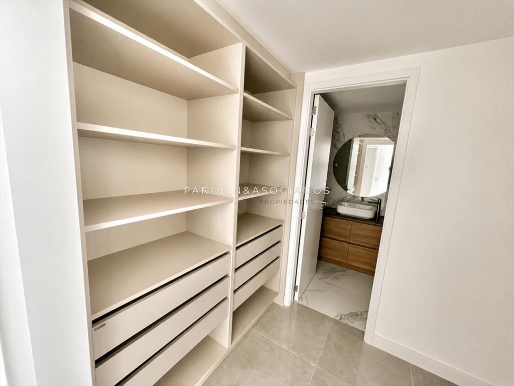 Apartamento de 4 dormitorios frente al mar en del