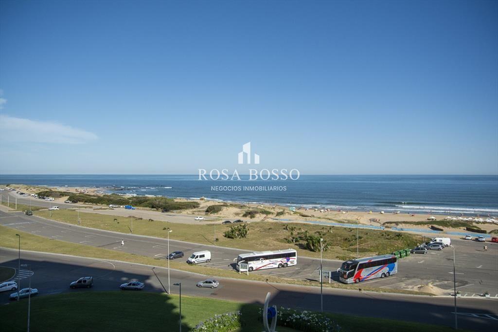 Vende apartamento de 3 dormitorios en Torre I, al