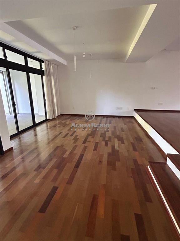 CASA DE REVISTA EN EL GOLF – 4 DORM. EN SUITE, 7 BAÑOS, ...