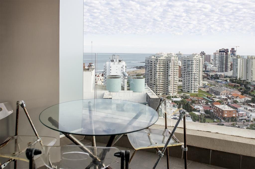 Piso alto con vistas panoramicas de Playa Mansa.