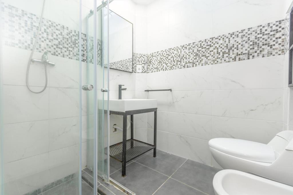 Venta de Casa al Frente con garaje doble, Barbacoa y patio
