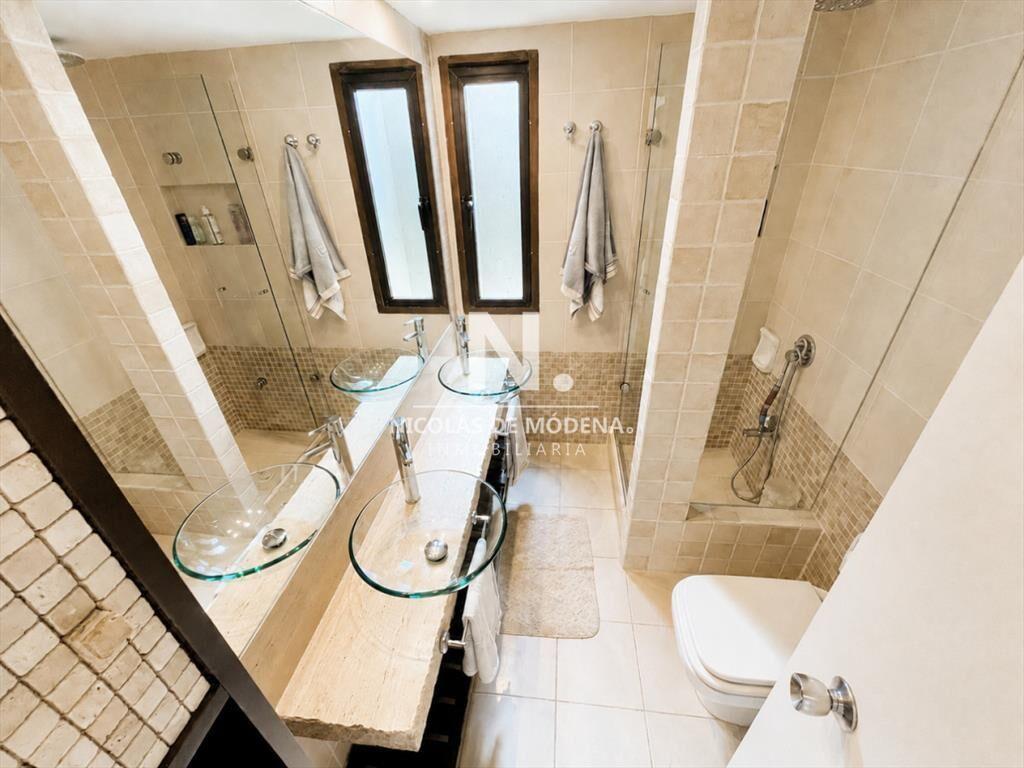 Apartamento en Venta, 3 dormitorios y servicio, en Playa Br
