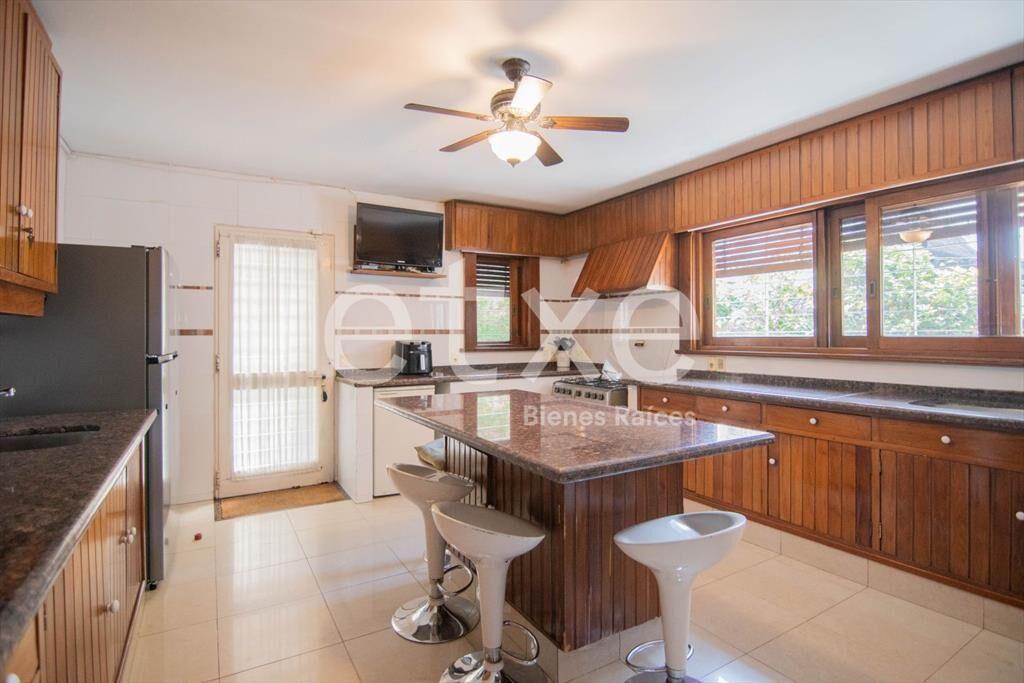 Venta de Casa con enrome jardín en Carrasco...