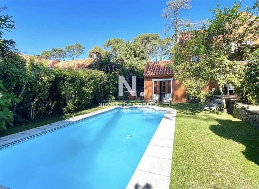 Vende casa de 3 dormitorios en suite con piscina,