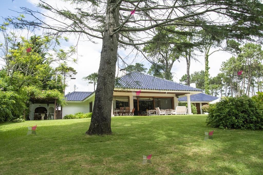 VENTA DE CASA DE 5 DORMITORIOS EN GOLF PUNTA DEL ESTE