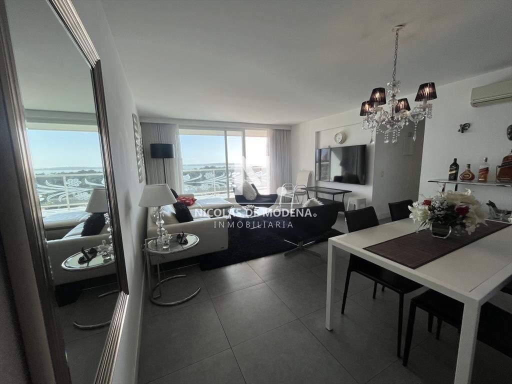 Piso intermedio de 2 dorrmitorios en venta en Torre Yoo