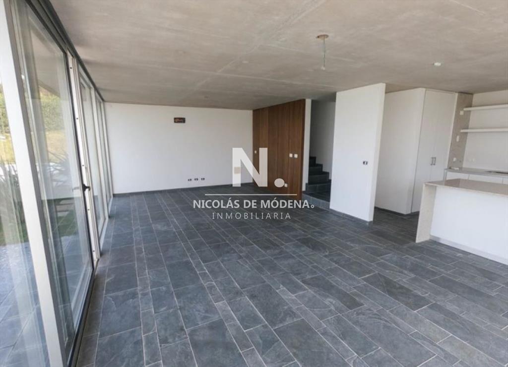 Vende apartamento con vista al mar en Punta de 3