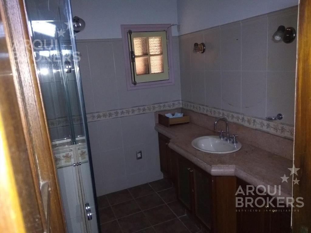 Casa de 6 dormitorios en venta con renta en Pocitos. Idea