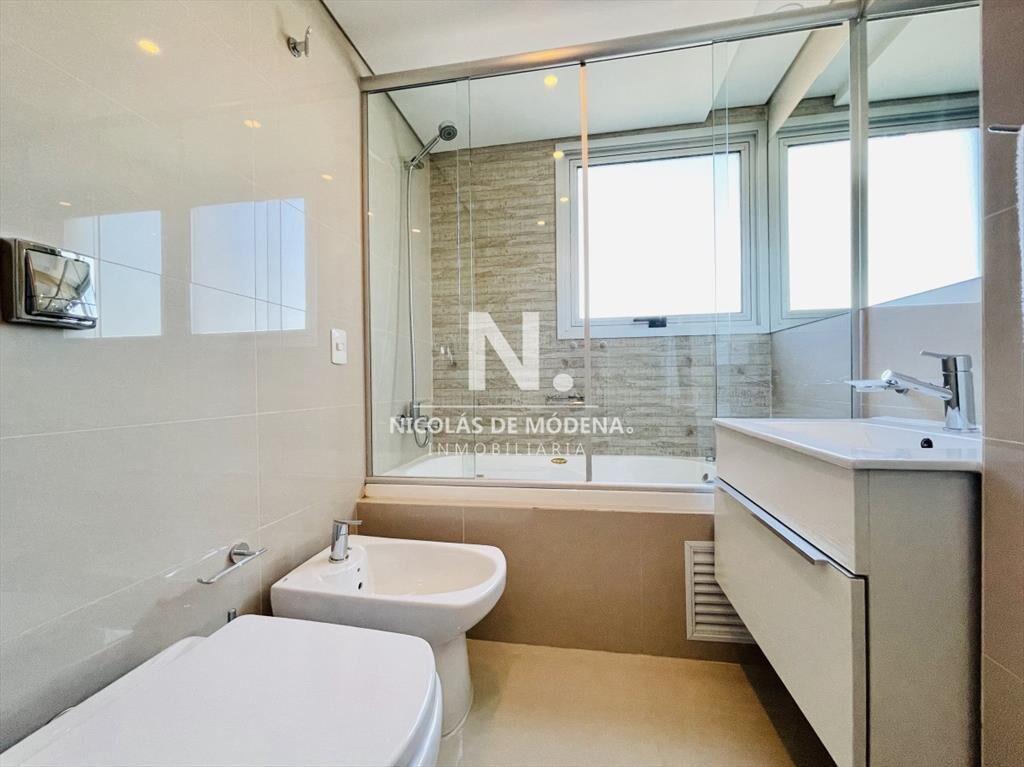 Apartamento de 3 Dormitorios con Parrillero en -