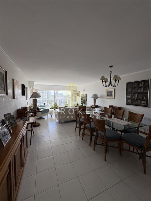 Venta de departamento de 3 dormitorios + servicio