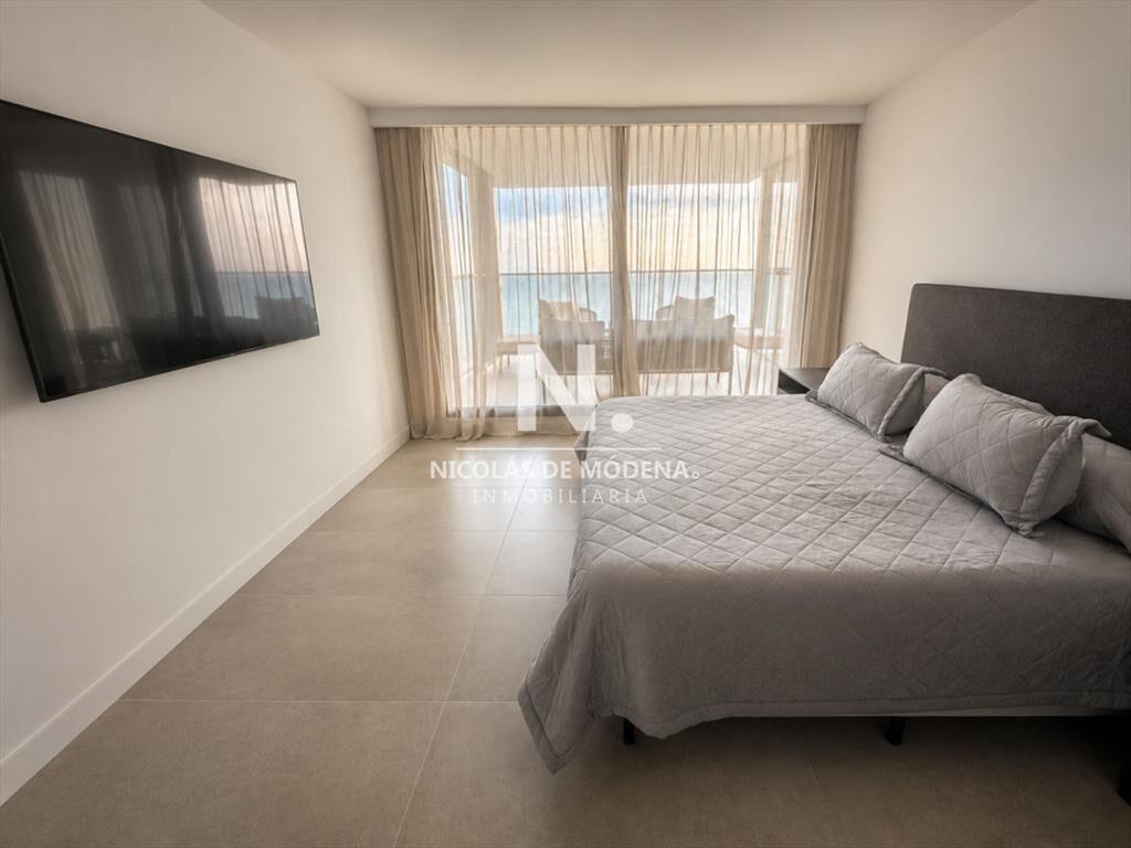 Vende apartamento de 3 dormitorios frente al mar