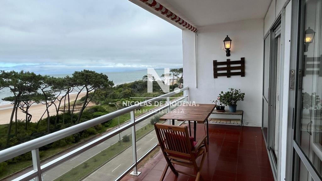 Vende impecable departamento con vista al mar, en