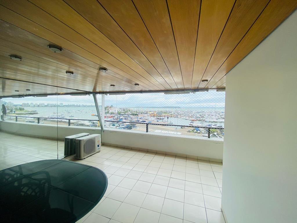 Apartamento de 3 dormitorios en venta en Punta