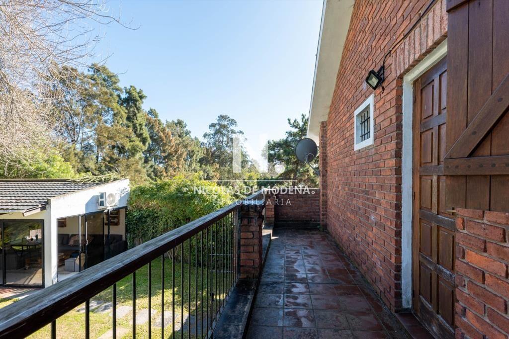 Vende casa de 4 dormitorios en Jardines de