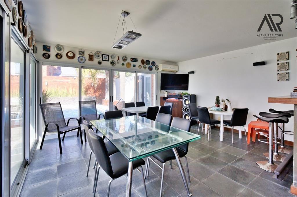 Casa en venta c/ cochera en Atlántida