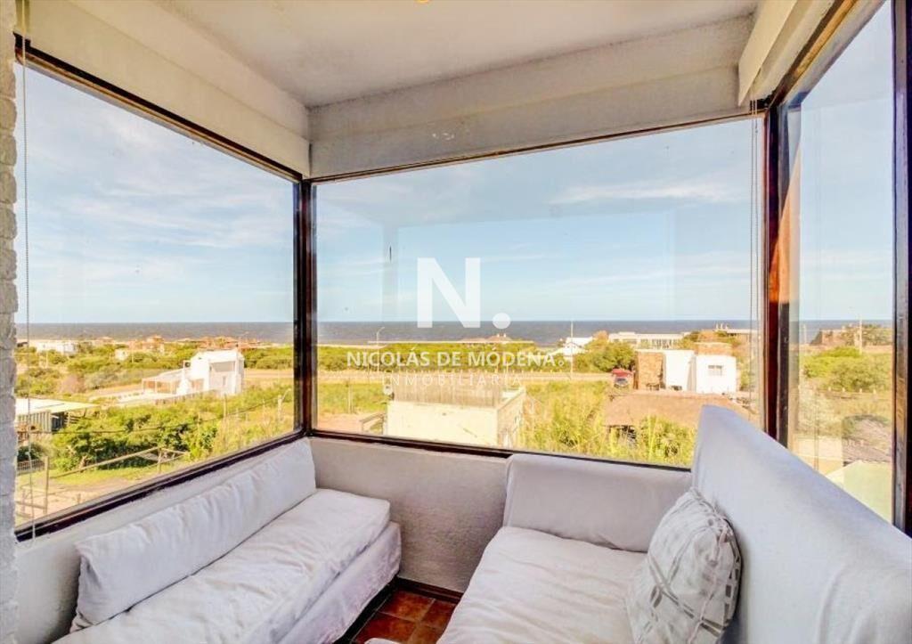 En Alquiler impecable casa con un entorno