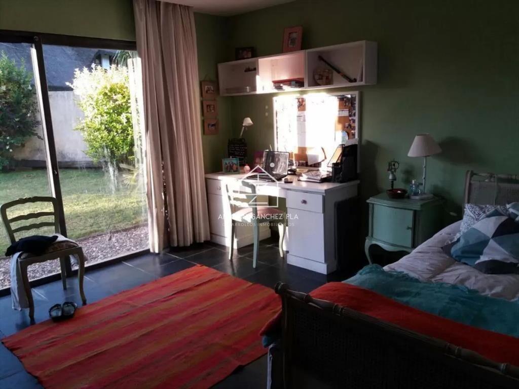 Hermosa casa de 4 dormitorios en agradable entorno.
