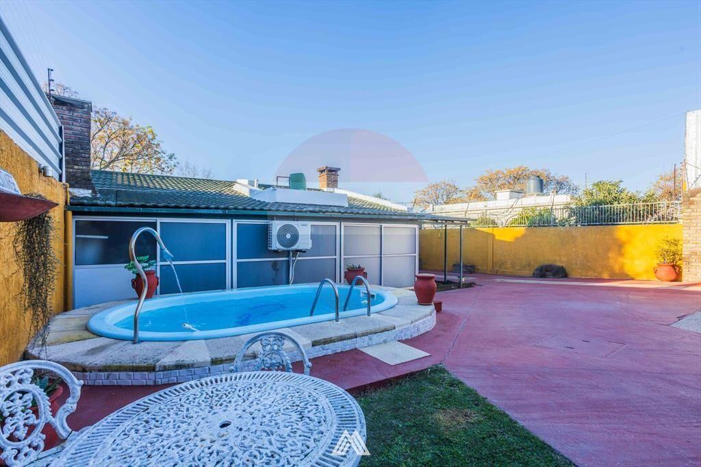 Venta 2 casas en Maroñas con cochera y gran salón