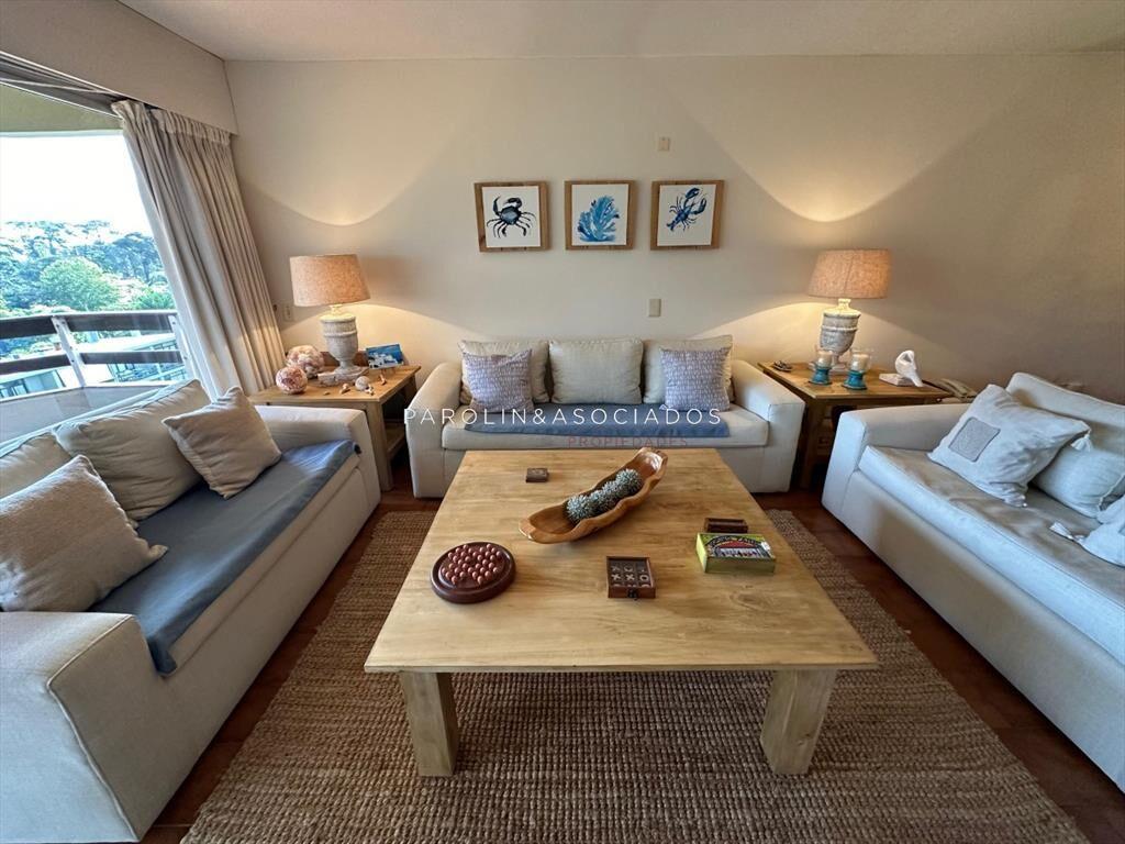 Apartamento de 3 dormitorios y dependencia de en