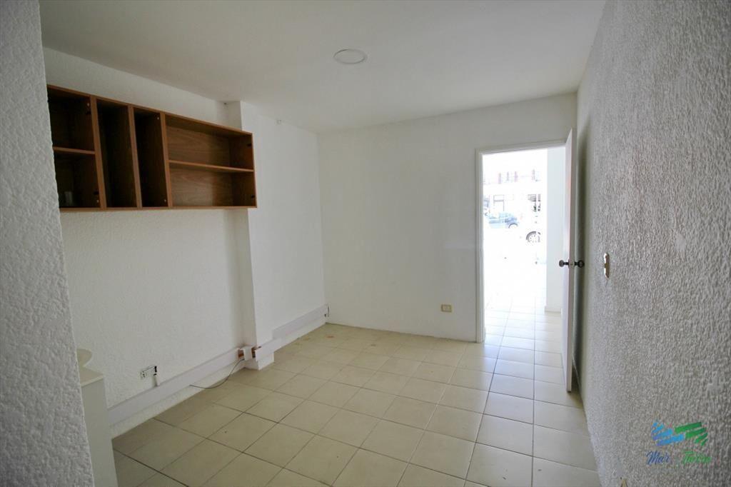Se vende local a la calle en Punta del Este, zona
