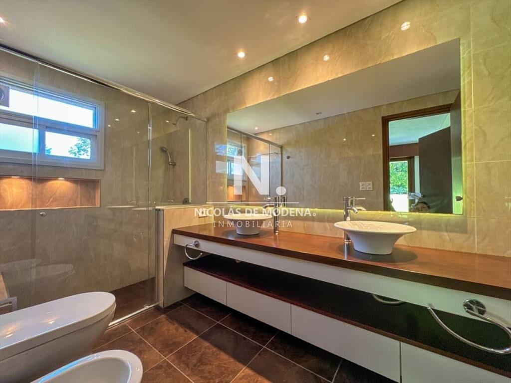 En venta casa de 4 dormitorios, impecable en San