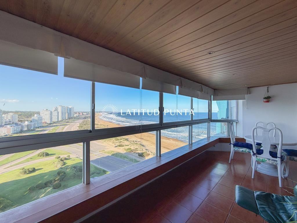 Piso alto en Brava, 3 suites más dependencia