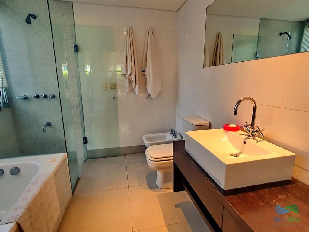 Vendo apartamento de 3 dormitorios y 3 baños.