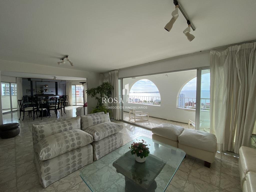 Apartamento a la venta con 4 dormitorios y servicio complet