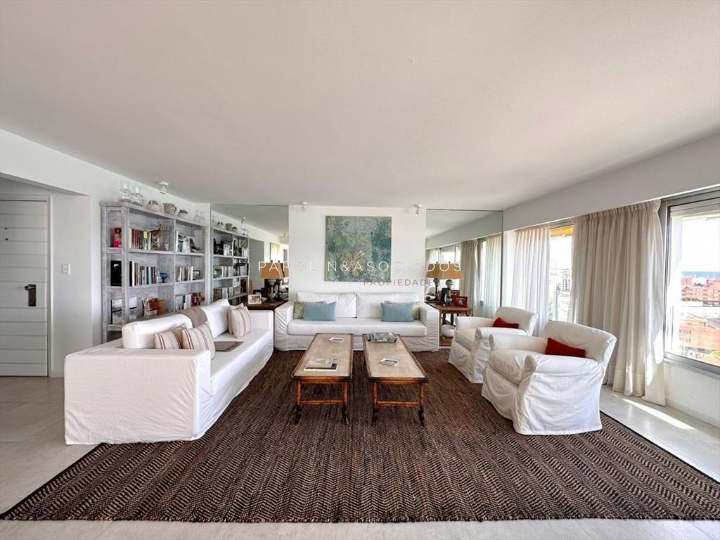 Hermoso apartamento en venta en edificio Punta