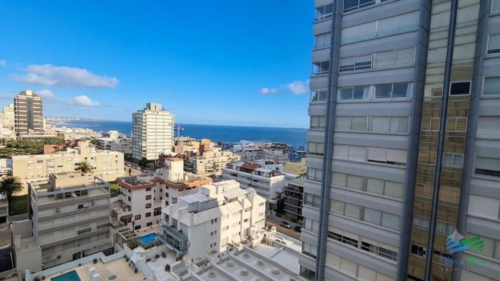 En venta apartamento 2 dormitorios con vista al mar y puert