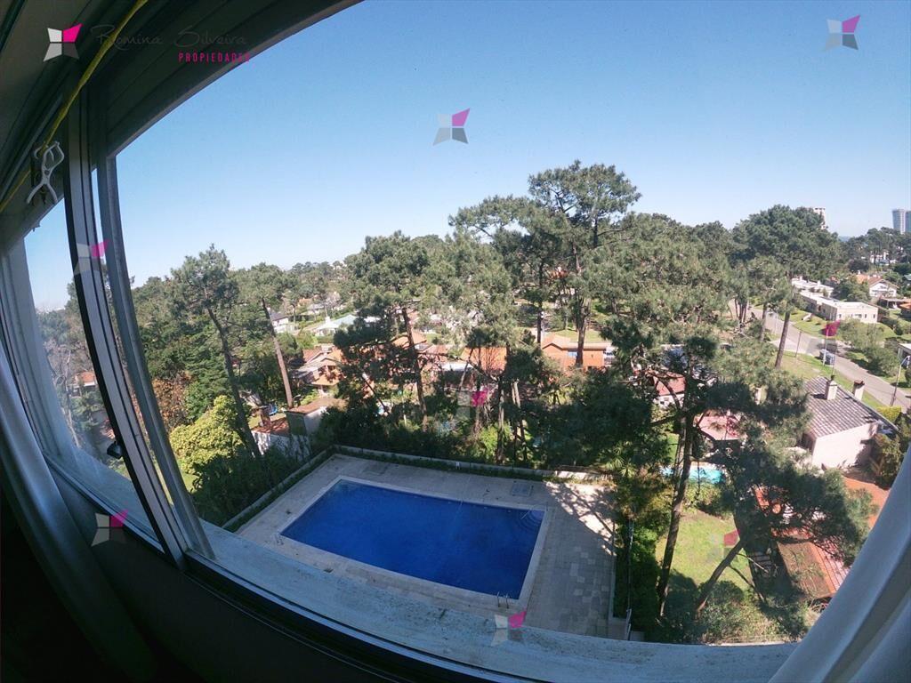 VENTA DE APARTAMENTO DE 2 DORMITORIOS EN EDIFICIO SOBRE ROO