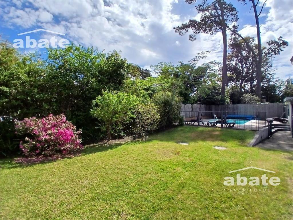 Venta de casa en Atlántida con 4 dormitorios y piscina