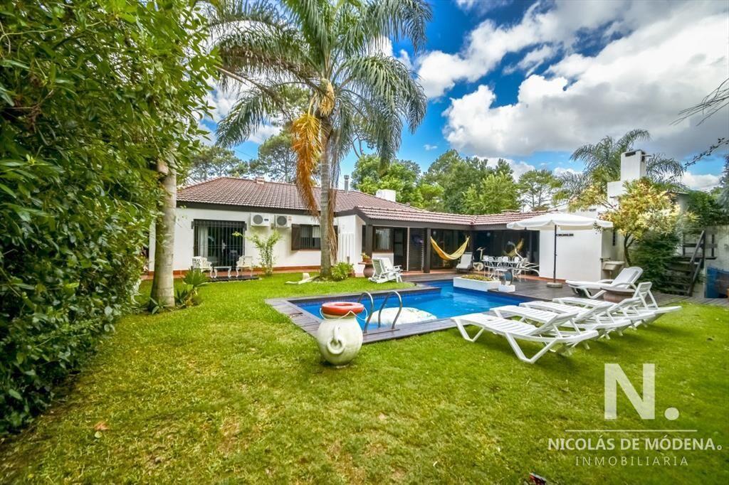 Casa de Cuatro Dormitorios en Venta - Punta del Este