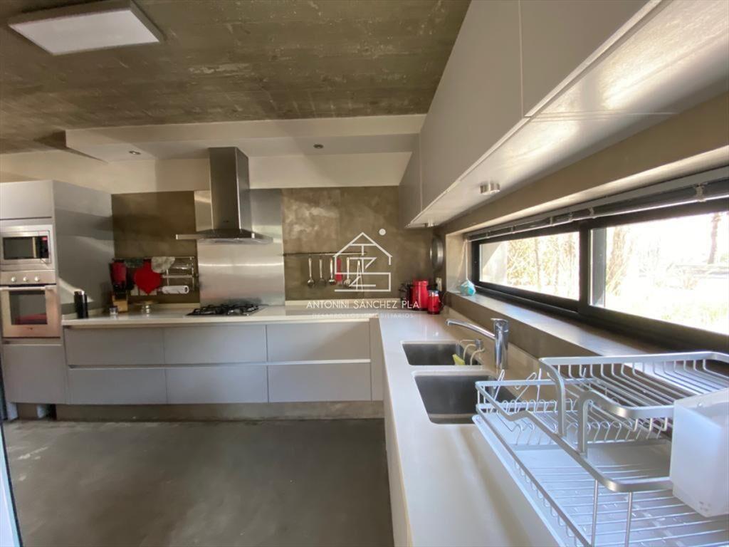 Casa estilo Moderno en Barrio Privado La Arbolada