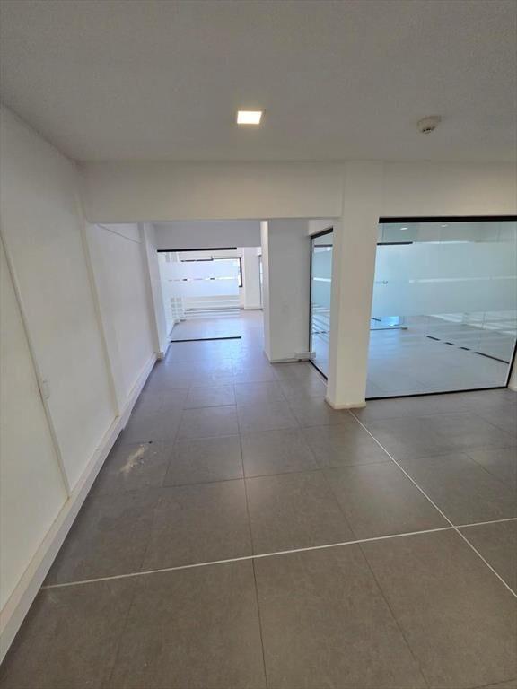 Juncal y Sarandi, 3 mts de frente, 180 m2 , excelente estad