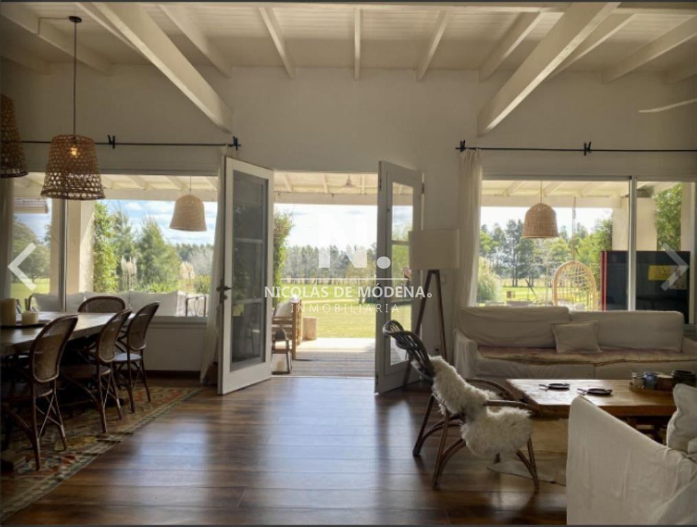 Vende casa de 4 dormitorios, en la Barra- El