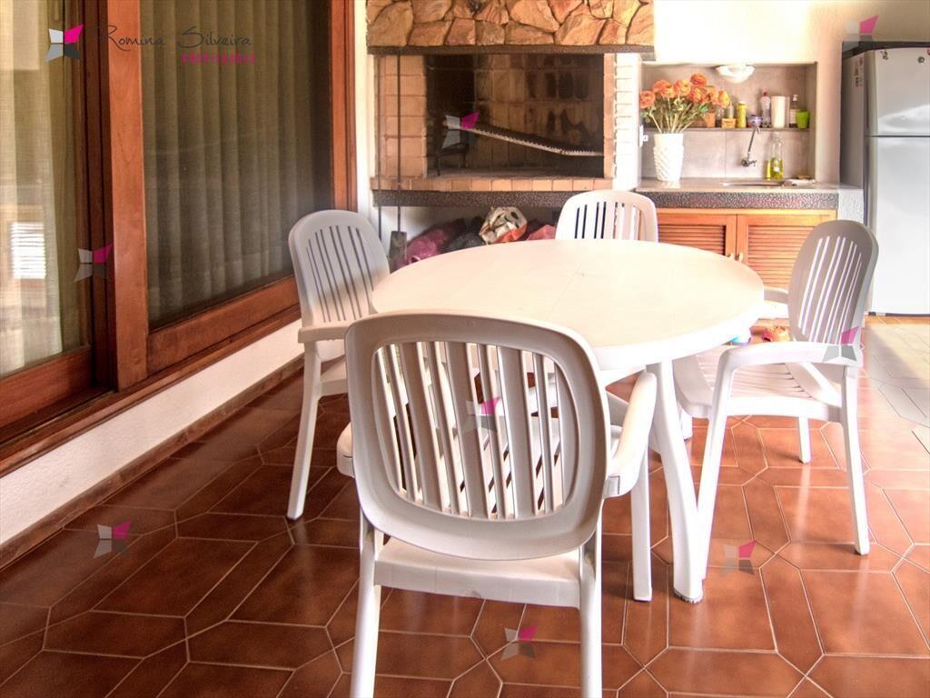 Casa de gran tamaño ubicada en zona de paz y