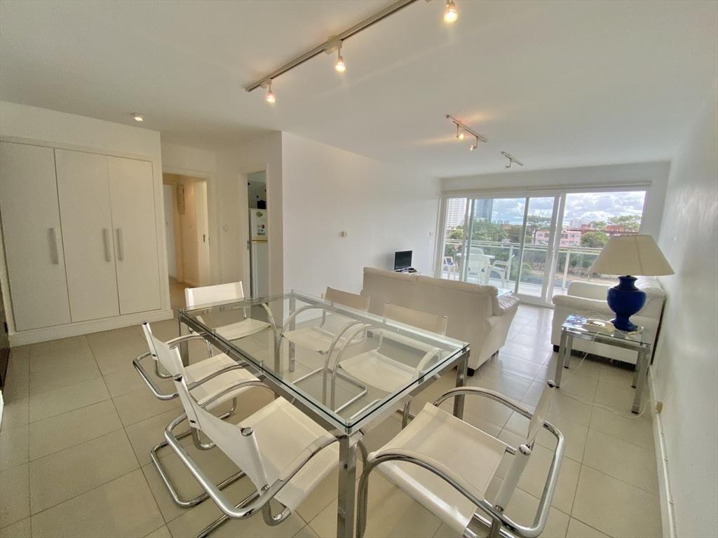APARTAMENTO DE 2 DORMITORIOS + PARRILLERO EN VENTA - PLAYA
