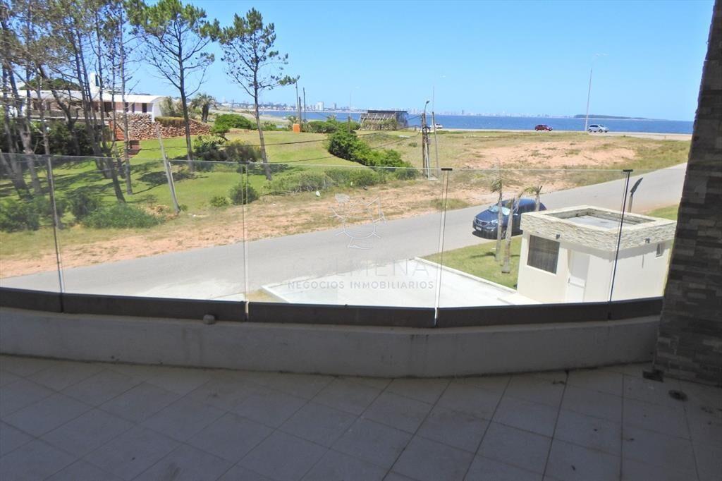 Precioso apartamento en Pinares Punta del Este.-