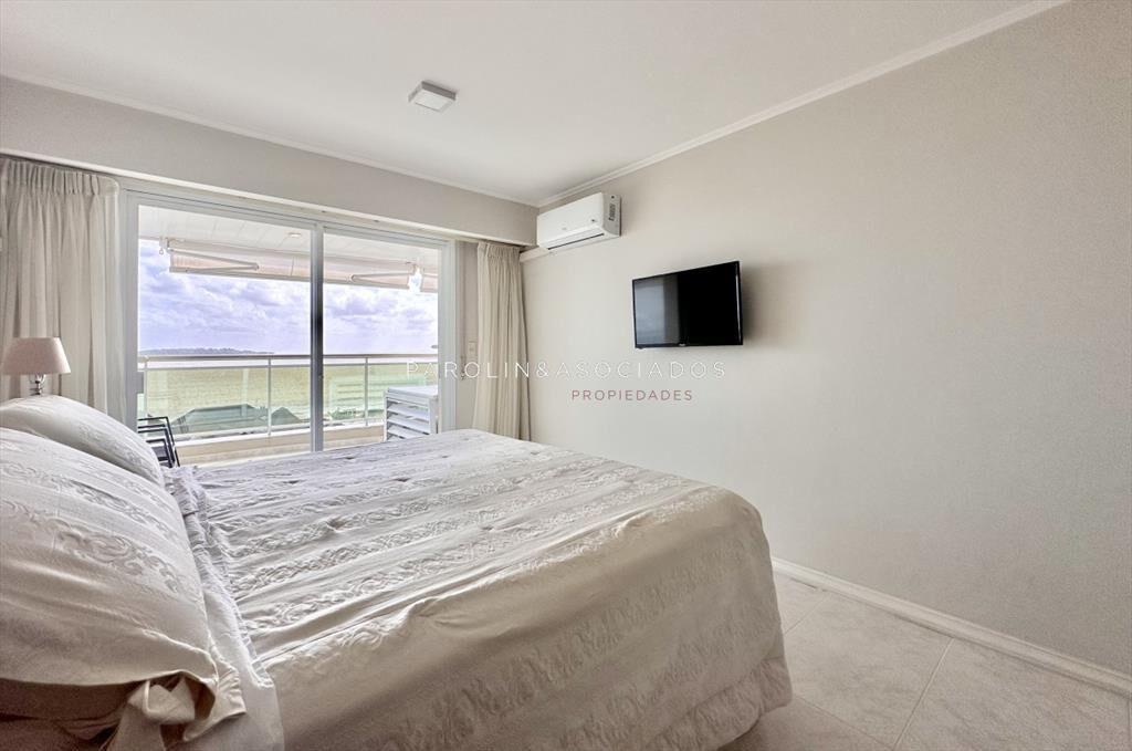 Apartamento en venta de 3 dormitorios en primera fila en Co