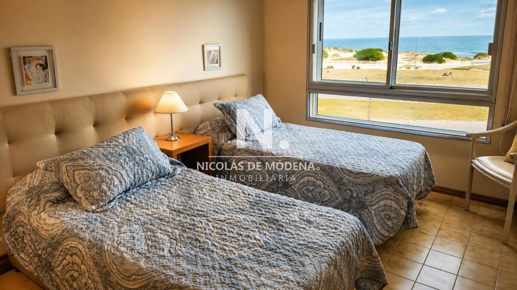 Vende apartamento de 2 dormitorios en Punta del
