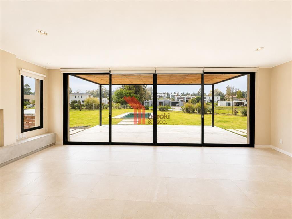 Venta de casa de 3 dormitorios, 3 baños y cuarto