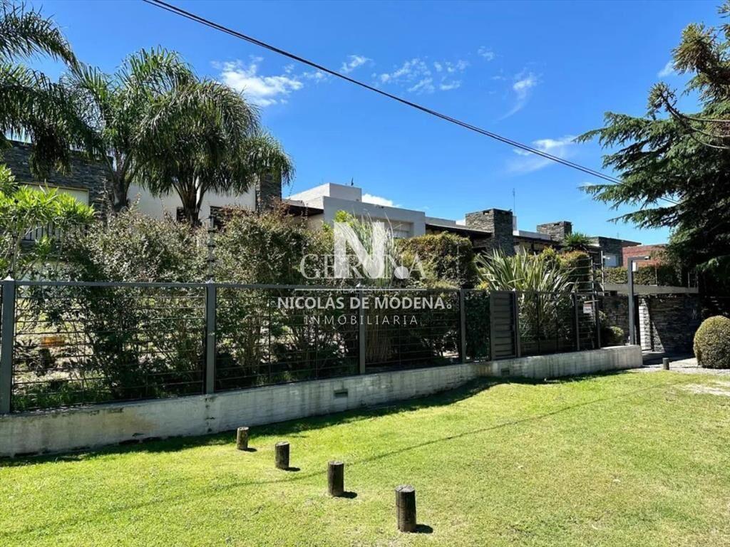 Venta Apartamento de 3 Dormitorios Con Jardin y