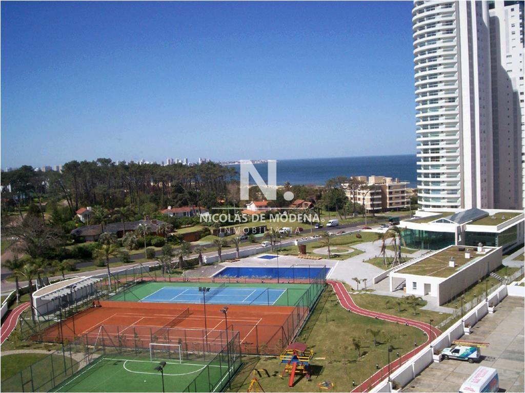 Venta de apartamento de tres dormitorios en Punta