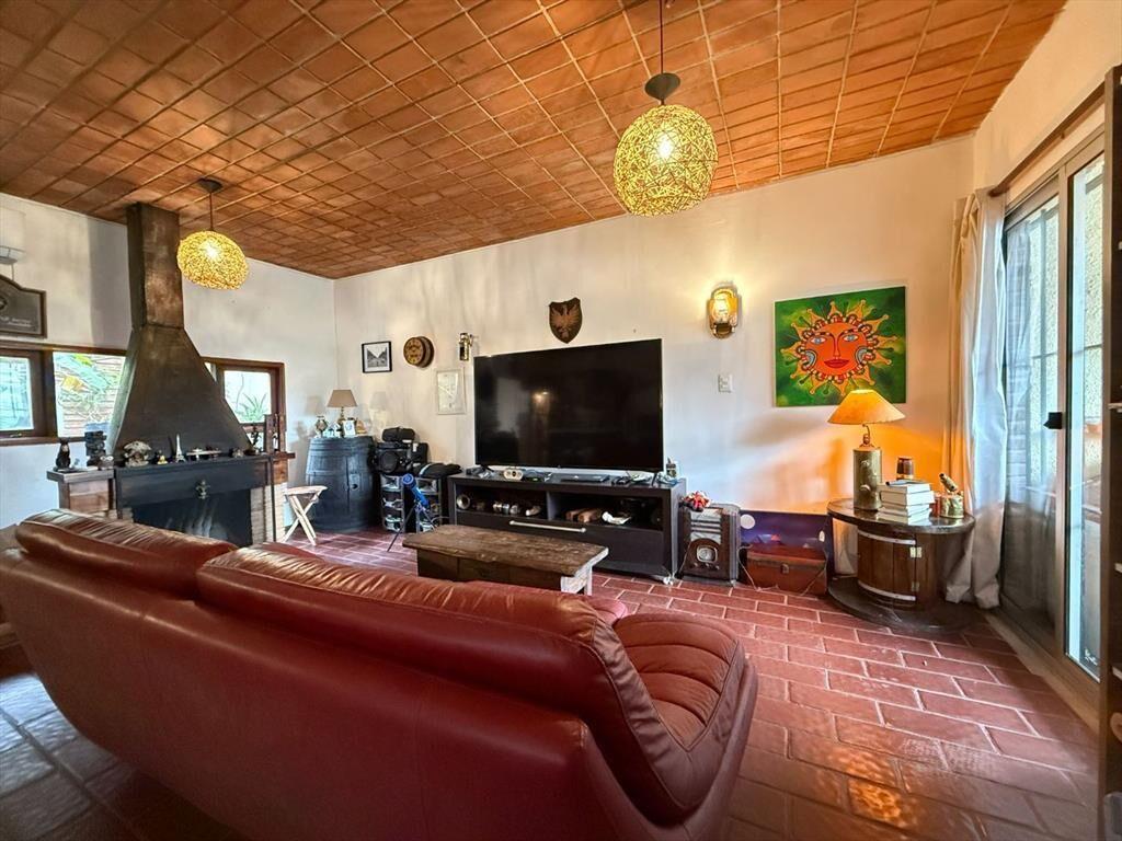 VENTA CASA MALVIN 4 DORM, BALCÓN, PATIO Y BARBACOA