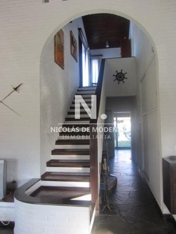 Casa ubicada en zona residencial.