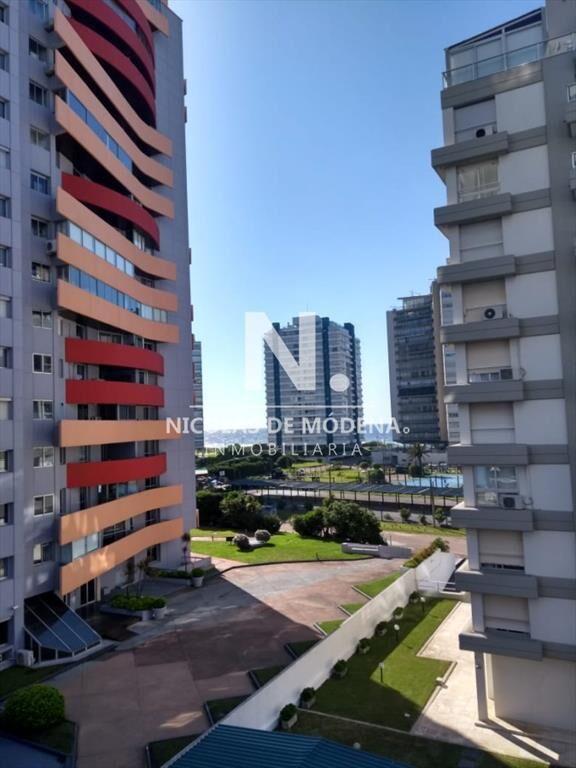 Vende apartamento de 2 dormitorios y medio, Punta