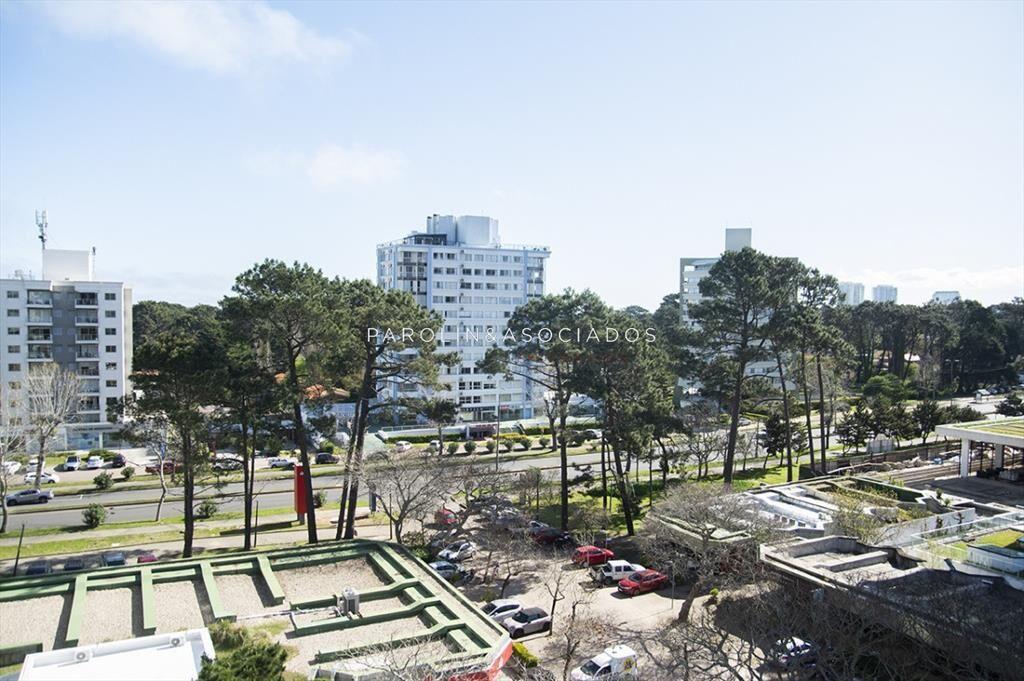 Apartamento en venta de 3 dormitorios en Center,