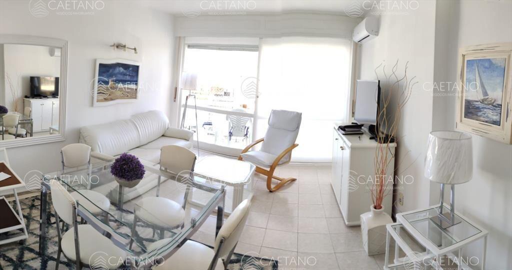 Venta apartamento 1 dormitorio frente al mar, playa mansa P